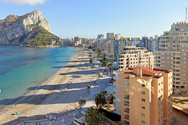 Playa Arena Con Sombrillas Veraneantes Vista Parque Natural Penyal Ifac — Foto de Stock