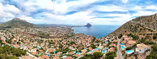 Hava fotoğrafçılığı panoramik görüntü Calpe veya Calp şehir çatıları parlak Akdeniz suları ve Penyal de Ifac kayası, Costa Blanca, İspanya