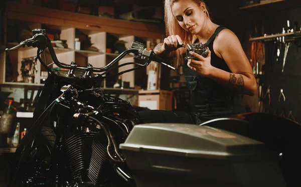 Jovem Mulher Loira Atraente Mecânico Reparação Motocicleta Oficina Ocupação Profissional — Fotografia de Stock