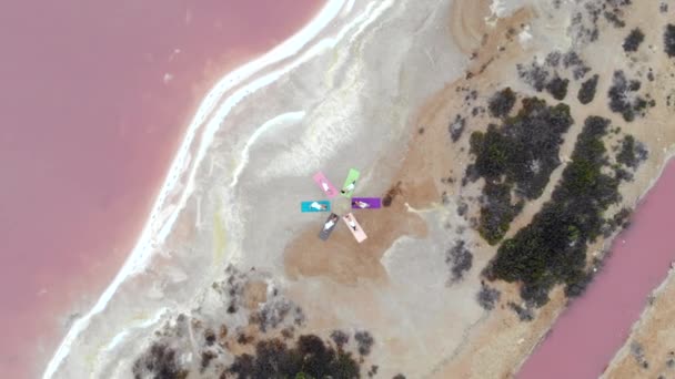 无人机俯瞰空中景观六名瑜伽女穿着运动服在盐湖城附近的大自然做瑜伽 站在垫子上圆形表演伸展三角形 Utthita Trikonasana 健康的生活方式概念 — 图库视频影像