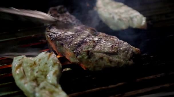 Bifes Carne Grelha Com Chama Ardente Vista Perto Chef Mãos — Vídeo de Stock