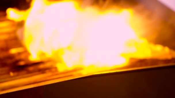 Бифштексы Гриле Пылающим Огнем Вблизи Руки Шеф Повара Перевернуть Куски — стоковое видео