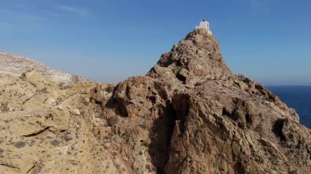 Cabo Gata Alter Leuchtturm Auf Einem Felsigen Berggipfel Luftaufnahmen Drohne — Stockvideo