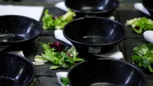 Restaurant Leere Gerichte Hauptspeisen Portionen Zubereitungsprozess Viele Schüsseln Auf Schwarzen — Stockvideo