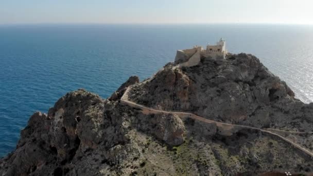 Faro Antiguo Cabo Gata Situado Cima Una Montaña Rocosa Imágenes — Vídeos de Stock