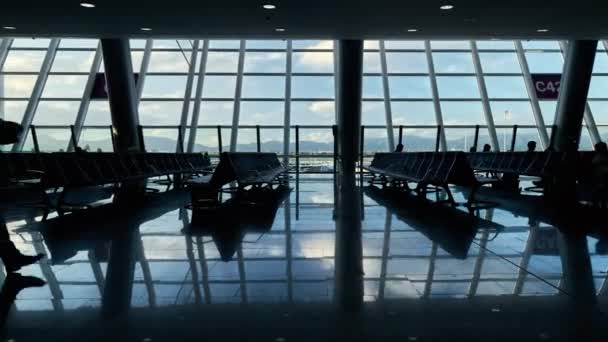 Time Lapse Silhouet Van Onherkenbare Mensen Lopen Grote Kamer Luchthaven — Stockvideo