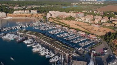 Hava aracı Adriano Limanı 'na yanaşan yatlar, güneşli bir yaz günü konut villaları, yukarıdan modern lüks mimari manzarası. Palma de Majorca, Balear Adaları. İspanya