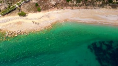 Cala del Moraig kıyı şeridi tepeden. Kumsal kazı makinesiyle onarım için kapatıldı. Hava aracı bakış açısı turkuaz yeşil su, Akdeniz 'in şeffaf lagün suyu. Costa Blanca, İspanya