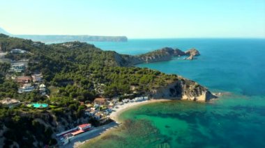 Gerçek zamanlı drone bakış açısı Costa Blanca resimli sahil şeridi. Turkuaz göl, berrak Akdeniz suları, güneşli bir gün. İspanya