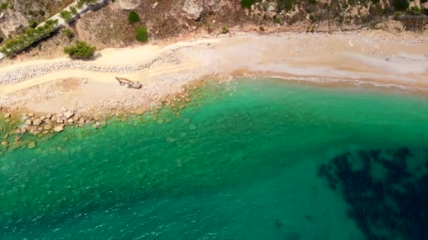 Cala Del Moraig Partvonal Fentről Tengerpart Lezárva Kotrógéppel Javítás Céljából — Stock videók