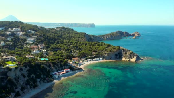 コスタブランカの絵のような海岸線の眺めのリアルタイムドローンポイント ターコイズブルーのラグーン 澄んだ地中海の海 晴れた日 スペイン — ストック動画