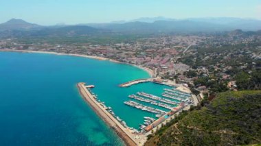 Yeşil dağları olan Javea kıyı kasabası, Akdeniz turkuaz körfezi gemileri limanda demirlemiş, İspanya 'nın Valencia eyaletindeki Marina Alta yoldaşı.
