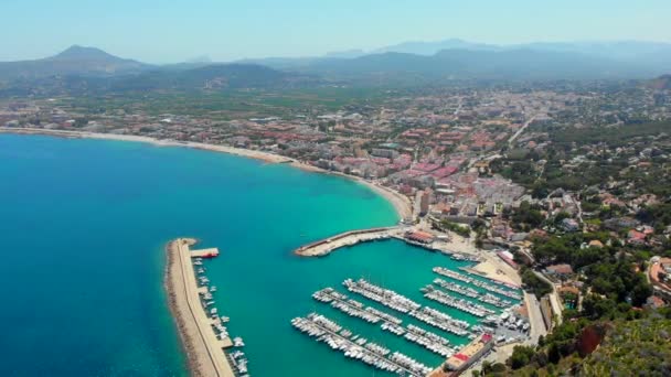 Uitzicht Vanuit Lucht Kustplaats Javea Met Groene Bergen Turquoise Baai — Stockvideo