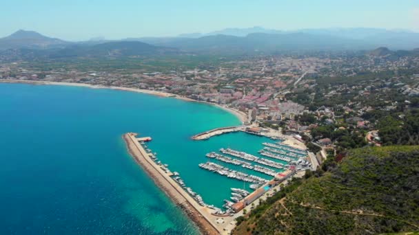 Uitzicht Vanuit Lucht Kustplaats Javea Met Groene Bergen Turquoise Baai — Stockvideo