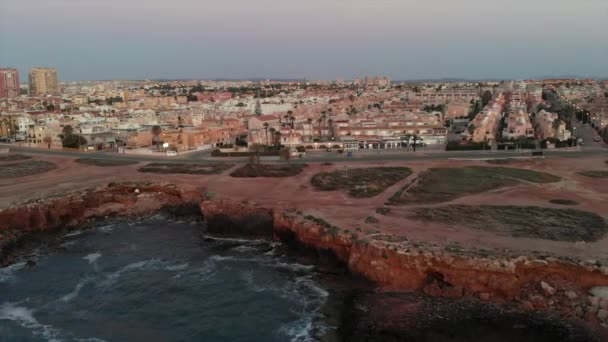 Luchtfoto Drone Standpunt Torrevieja Herenhuizen Met Rotsachtige Kustlijn Middellandse Zee — Stockvideo