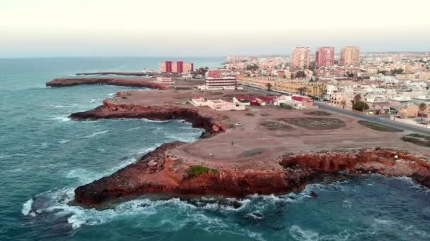 Letecký Letoun Pohledu Torrevieja Cityscape Nad Výhledem Skalnaté Pobřeží Středozemní — Stock video