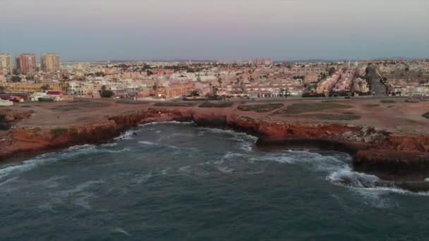 Luchtfoto Drone Standpunt Torrevieja Stadsgezicht Boven Uitzicht Rotsachtige Kustlijn Middellandse — Stockvideo