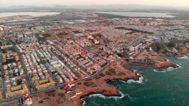 空中无人机的观点Torrevieja城市景观 清晨日出时分俯瞰岩石海岸 地中海水域 西班牙科斯塔布兰卡阿利坎特省 — 图库视频影像