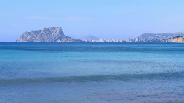 Водний Берег Реальному Часі Місто Курорту Calpe Гора Penyal Ifac — стокове відео