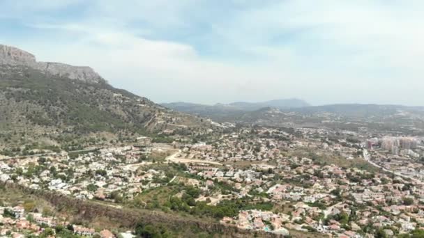 Aerial Czasie Rzeczywistym Wysoki Kąt Widzenia Calpe Wzgórza Domy Panorama — Wideo stockowe