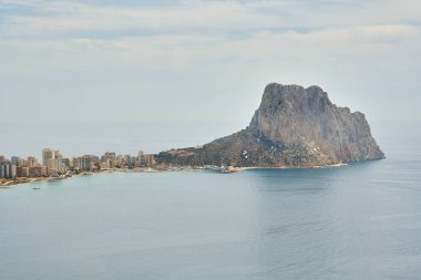 Hava fotoğrafçılığı drone bakış açısı Calpe ya da Calp şehir manzarası kayalık Penyal d 'Ifac doğal park manzarası, sakin Akdeniz bulutlu gökyüzü. Alicante ili, Costa Blanca kasabası. İspanya