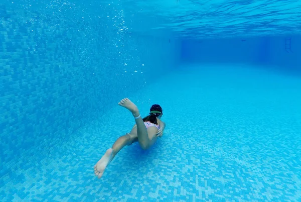 バックビューの小さな7 8歳の女の子は水着を着用し ゴーグルはプールで夏休みの水泳をお楽しみください アクティブなライフスタイルとスポーツ活動のコンセプト — ストック写真