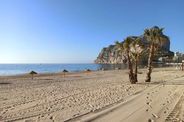 Spiaggia Sabbia Vuota Con Ombrelloni Paglia Penyal Ifac Vista Parco — Foto Stock