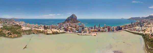 Panoramik Geniş Açılı Tuzlu Göl Manzaralı Calpe Skyline Şehir Manzaralı — Stok fotoğraf