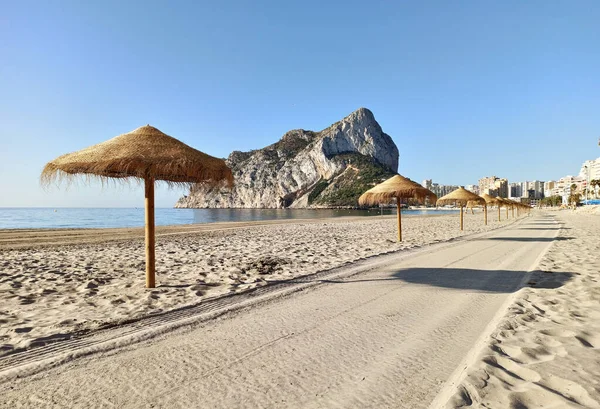 Sandy Beach Straw Parasols Empty Beach Calpe Early Morning Penyal — Stock Photo, Image