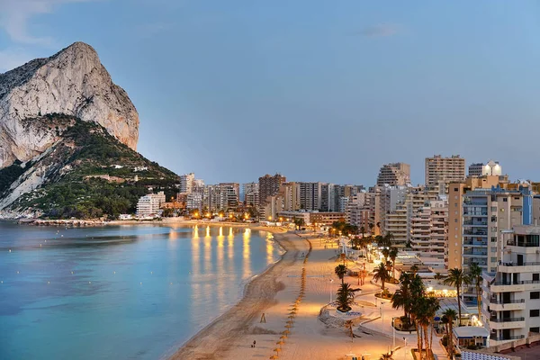 Calpe Şehrinin Yukarıdan Panoramik Görüntüsü Gün Batımında Deniz Kenarındaki Güverteyi — Stok fotoğraf