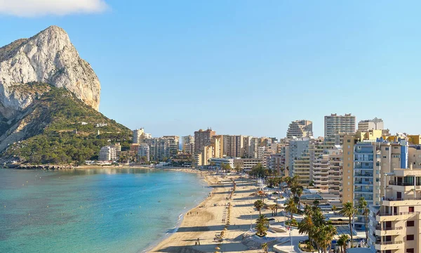 Playa Arena Con Sombrillas Veraneantes Vista Parque Natural Penyal Ifac — Foto de Stock