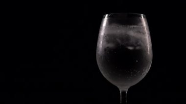 Kabarcıklar ve köpüklü köpüklü köpüklü içecekler siyah arka planda yavaş çekimde yakın çekim görüntüsü