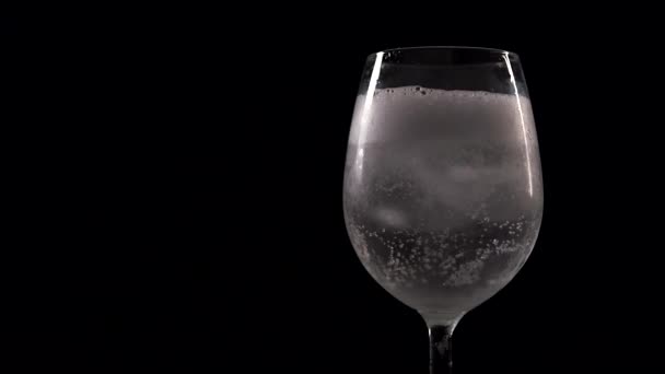 Mouvement Lent Vue Rapprochée Bulles Mousse Bouillonnante Boisson Gazeuse Dans — Video