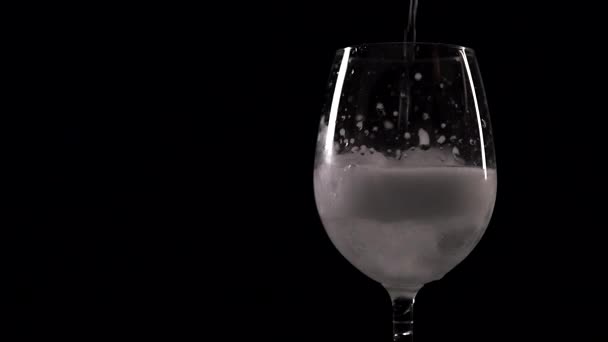 Läsk Dryck Hälls Glas Med Iskub Svart Bakgrund — Stockvideo
