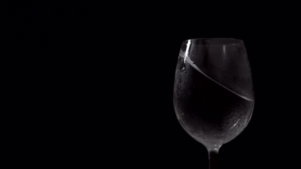 Close Zicht Zwarte Achtergrond Van Glas Giet Water Uit Buiten — Stockvideo