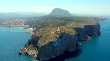 Yeşil kayalık dağları olan Javea kıyı kasabası, Akdeniz turkuaz körfezi, limanda demirlemiş gemiler, İspanya 'nın Alicante eyaletindeki Marina Alta yoldaşı.