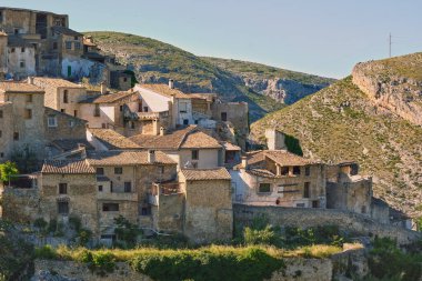 Kayalık dağlara karşı Bocairent köyünün gündüz görüşü. Valensiyalı Comarca d 'Albaida, İspanya.
