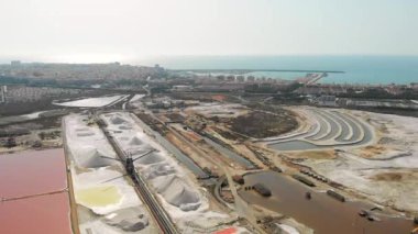 Torrevieja İspanyol tatil köyünün Las Salinas tuz gölü yukarıdan panoramik manzara, insansız hava aracı bakış açısı. Marina tuz üretim tesisi. Costa Blanca, Alicante ili. İspanya