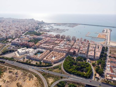 Güneş doğarken Torrevieja şehir manzarasının havadan çekilmiş fotoğrafı. Akdeniz manzarası ve liman manzarası yukarıdan. Alicante ili, Costa Blanca, İspanya