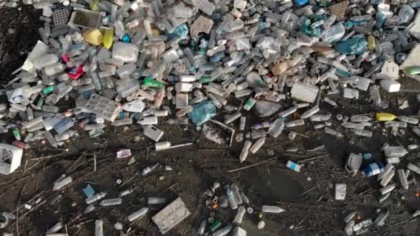 Vídeo Aéreo Pilha Montão Lixo Beira Mar Acima Garrafas Plástico — Vídeo de Stock