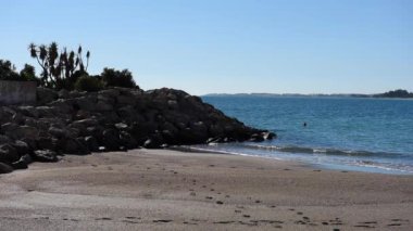 Güneşli bir günde kumsal ve sakin Akdeniz. Aquzina tatil köyü. Endülüs, İspanya