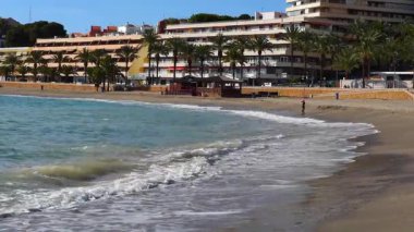 Akdeniz 'in dalgalanan kıyısındaki Aguzince tatil beldesi sahil evleri. Almeria, Endülüs. İspanya