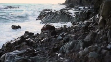 Dalgalanan dalgalar ve Akdeniz sörf suyu. Playa de los Muertos Plajı Cabo de Gata, Almeria, İspanya
