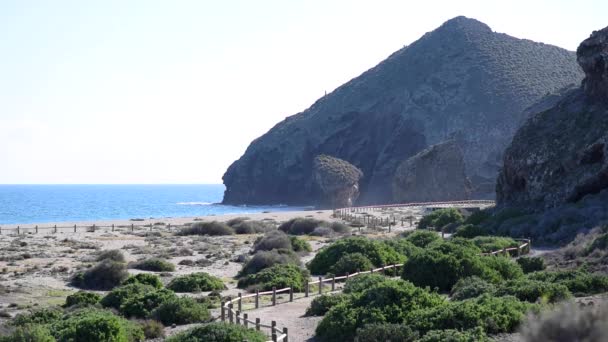 Větrná Stezka Vedoucí Malebné Playa Los Muertos Neobvyklými Skalními Útvary — Stock video