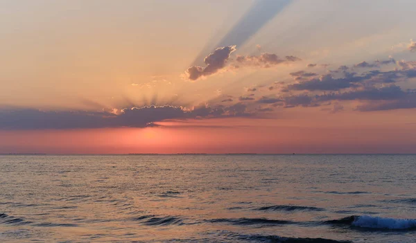 地中海上空色彩艳丽的深蓝色和粉色日出 清早在大自然的背景下 没有人 西班牙 — 图库照片