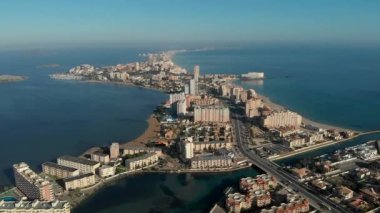 La Manga del Mar Menor kasabasının hava panoramik insansız hava aracı bakış açısı ve Akdeniz kıyısı tükürüğü, Mursia, İspanya Bölgesi Mar Menor