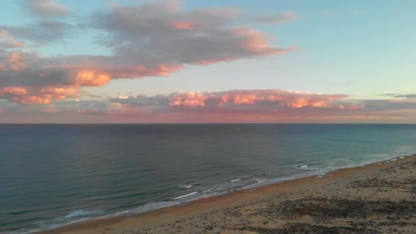 Zandstrand Uitzicht Zee Vanaf Top Uitzicht Een Drone Kustlijn Middellandse — Stockvideo