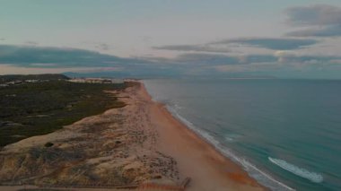 Resimli hava aracı manzarası, sakin mavi Akdeniz kabarık bulutları akşam gökyüzü, La Mata 'nın kumlu kıyı şeridi, Torrevieja, Costa Blanca, İspanya