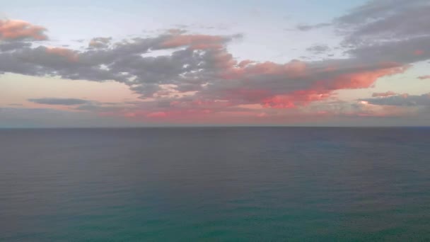 Flydronepunkt Billedlig Landskapshorisont Stille Middelhavsrosa Grå Fluffy Skyer Solnedgang Kveldshimmel – stockvideo