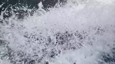 Sürat teknesi sürat yaparken suyu yavaş çekimde sıçratma
